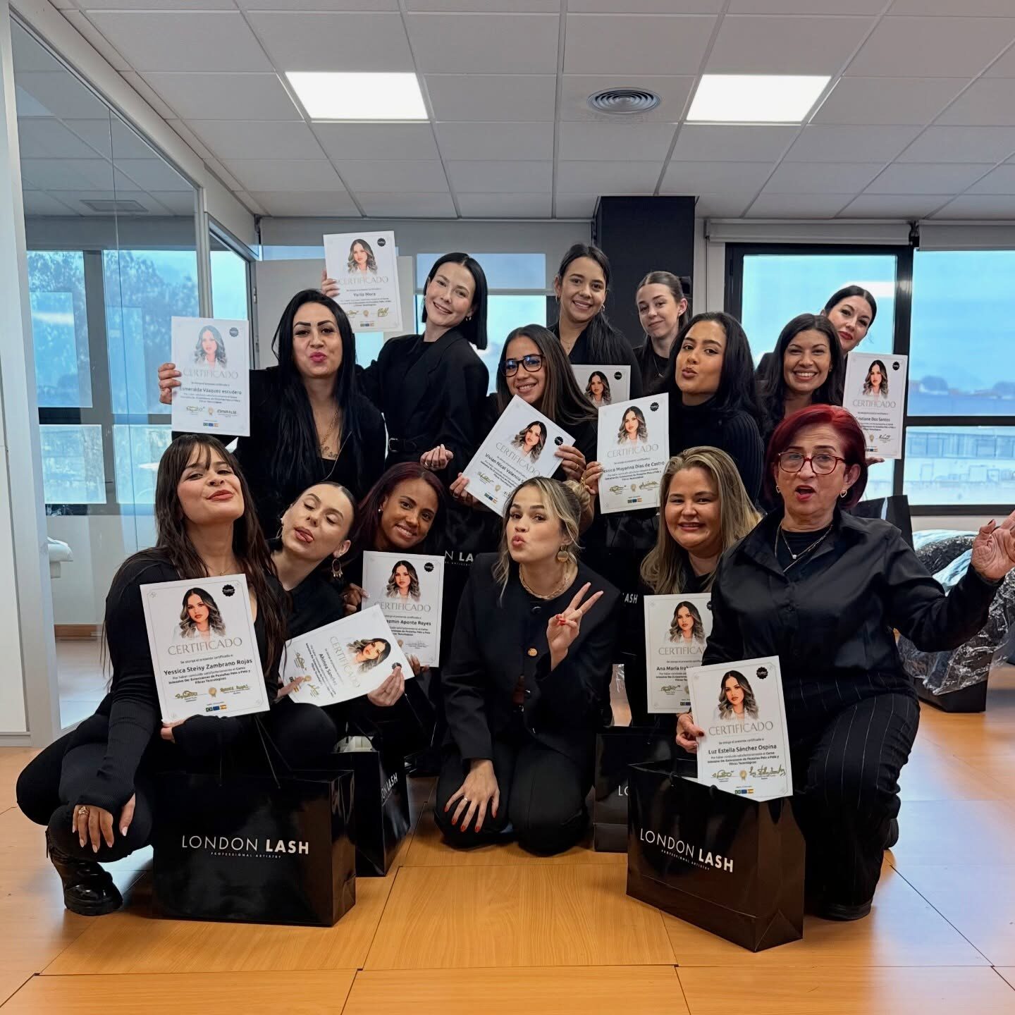 Alumnas de Raquel Prado Academy con sus certificados London Lash